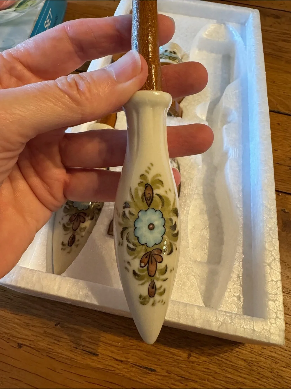 New Vintage 4-Piece Ceramic & Wood Salad Set
